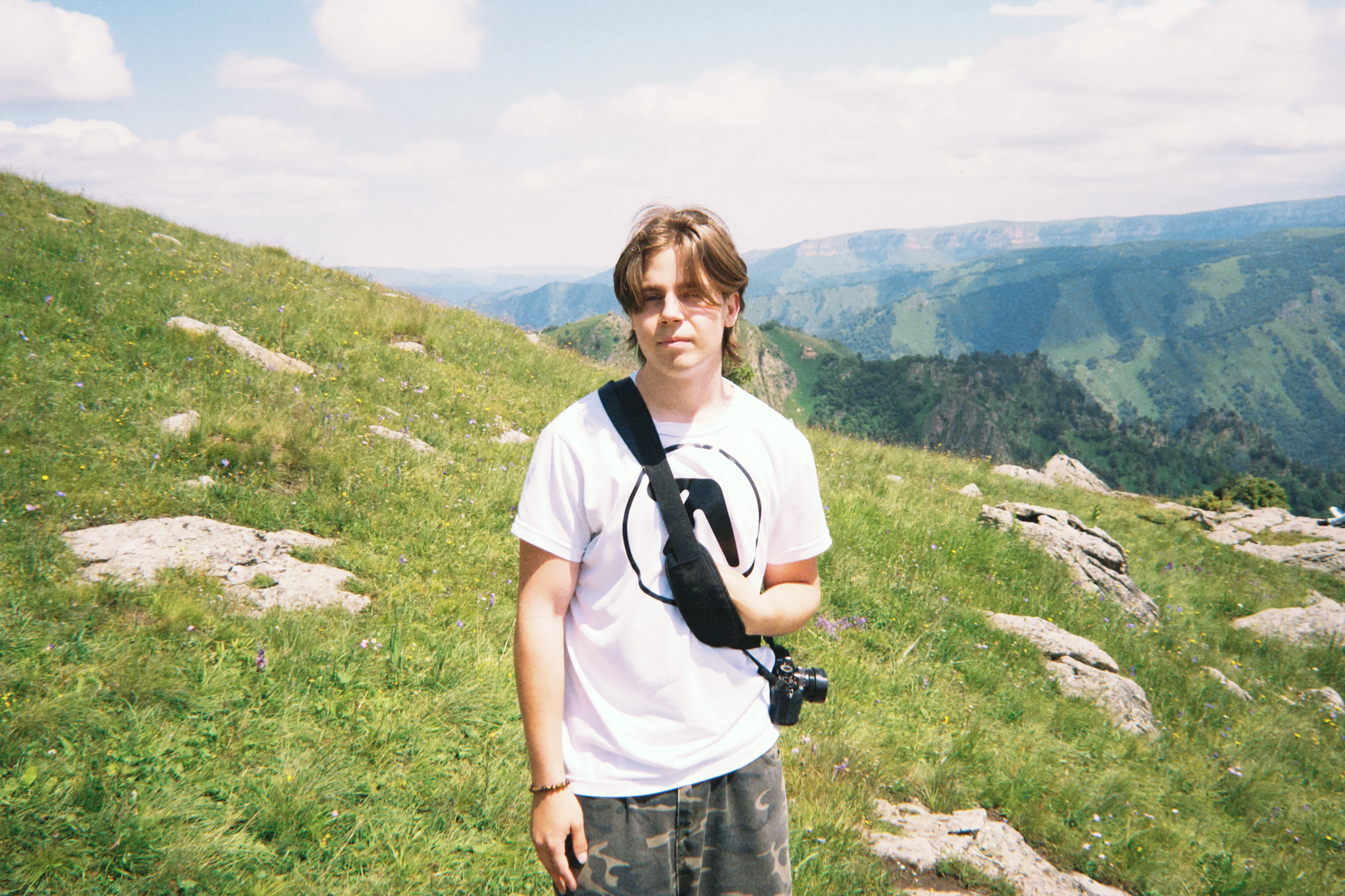 Vlad Basuev в горах с фотоаппаратом